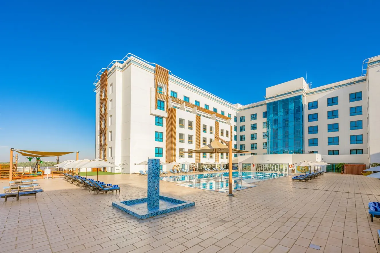 Pool und Sonnenliegen im Hotel Four Points by Sheraton Al Ain
